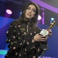 Dua Lipa Raih Penghargaan Khusus Young and Promising Award di SCTV Music Awards 2017