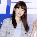 Kenakan Busana Senada, Park Shin Hye Hadiri Premiere Film 'Real'