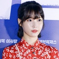 Pakai Gaun Mini Warna Merah, IU Cantik di Premiere Film 'Real'