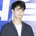 Minho SHINee Tampil Ganteng dengan Kemeja Bergaris di Premiere Film 'Real'