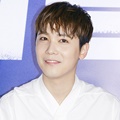 Kenakan Busana Serba Putih, Lee Hongki F.T. Island Sumringah di Premiere Film 'Real'