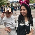 Bagai kakak adik, Nagita Slavina dan Rafathar terlihat bahagia mengunjungi Disneyland.