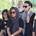 Mira Lesmana dan Sophia Latjuba di Pemakaman Nien Lesmana