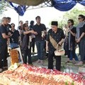 Pemakaman Nien Lesmana Ibunda Mira dan Indra Lesmana