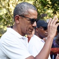 Tampak Akrab, Barack Obama Menyapa Warga Sekitar di Pura Tirta Empul Gianyar, Bali