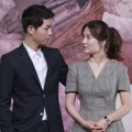 Song Joong Ki dan Song Hye Kyo saling bertatapan saat hadir di press conference serial 'Descendant of the Sun'