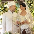 Resmi menjadi pasangan suami istri, bahagia terpancar dari wajah Tyas dan Raiden