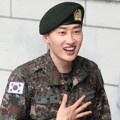 Ekspresi Kaget Eunhyuk Melihat Ratusan Fans Menyambutnya di Depan Gerbang Kamp Militer