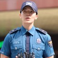 Donghae Menyapa Reporter dan ELF yang Juga Ikut Hadir Menunggunya di Depan Kantor Polisi