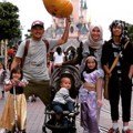 Kedua putri Zaskia mengenakan kostum ala princess Disney saat mengunjungi Disneyland Paris