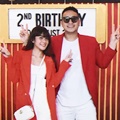 Gilang Dirga dan istri, Adiezty Fersa, juga hadir dalam acara tersebut. Keduanya kompak memakai baju bernuansa merah-putih.