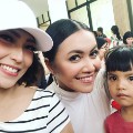 Ayu Dewi dan Denada masuk dalam deretan artis yang hadir di ulang tahun Rafathar. Tampil cantik, keduanya asyik selfie di sela-sela acara.