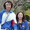 Jalani hukuman, sahabat Song Joong Ki itu malah tampil keren dengan pengikat kepala putih dan jaket olahraga.