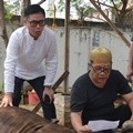 Eko Patrio Menyembelih Hewan Kurban