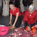 Nikita Willy Potong Daging Kurban Ditemani Pacar