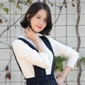 Cantiknya Yoona Kenakan Busana Overall Hitam