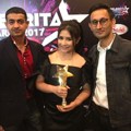 Piala Selebrita Awards 2017 bahkan sempat dipamerkan Prilly Latuconsina.