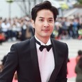 Aktor Kim Ji Suk pun turut hadir dalam balutan jas hitam dipadu dasi kupu-kupu.