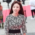Memakai gaun bercorak hitam putih, Song Ha Yoon tampak begitu bersinar di Korea Drama Awards 2017