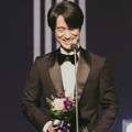 Memukau lewat 'Goblin', Kim Byung Chul pun sukses meraih piala Popular Character Award.