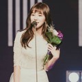Sama dengan Park Gyuri, Mina AOA juga memenangkan piala Hallyu Star Award.