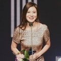 Senangnya Lee Il Hwa berhasil bawa pulang piala Excellence Actresses.