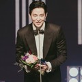 Kwon Yool tersenyum ceria saat memenangkan penghargaan Top Excellence Actors.