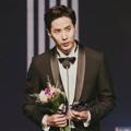 Berikutnya ada Kim Ji Suk yang berhasil meraih piala Top Excellence Actors.