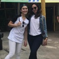 Tiba di Singapura, Ayu dan sepupunya, Annisa Nur Said, menikmati liburan di Universal Studio.