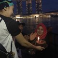 Ayu juga merayakan ulang tahun sang bunda di Singapura. Wah, selamat berlibur untuk Ayu Ting Ting dan keluarga.