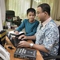 Anies Baswedan tampak mengetik naskah pidato pelantikan. Sayang, pidato itu menuai kontroversi dengan istilah 'pribumi'.