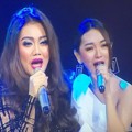 Zaskia Gotik bernyanyi bersama Nia Anggia saat mengenang Almh. Julia Perez di Silet Awards 2017.