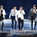 NU'EST W menyanyikan single lawas 'Hello' di panggung BOF 2017.