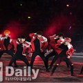 SF9 berubah sangar dan tampil serba merah saat bernyanyi di Busan One Festival 2017.