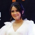 Selain Nagita, ada juga Ryana Dea yang tampil cantik di karpet merah meski tengah hamil besar.