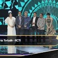 Ryana Dea dan beberapa pemain 'Dunia Terbalik' maju untuk menerima piala Drama Seri Terfavorit.