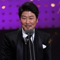 Song Kang Ho memenangkan Best Actor kategori film lewat aktingnya di 'Taxi Driver'.