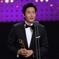 Kim Joo Hyuk membawa pulang piala Best Supporting Actor kategori film lewat aktingnya di 'Cooperation'.