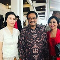 Kemudian istri Basuki Tjahaja Purnama (Ahok), Veronica Tan terlihat berpose bersama Djarot Saiful Hidayat di resepsi Kahiyang Ayu hari ini.