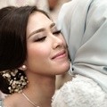 Tanpa dihadiri sang ayah, Syahnaz nampak penuh cinta mencium mama Amy Qanita di acara lamaran.