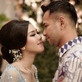Artis cantik kelahiran 1993 itu juga tak lupa memberikan tanda sayangnya kepada Raffi sebagai walinya setelah sang ayah meninggal.