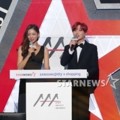 MC Lee Tae Im dan Leeteuk Super Junior Membuka Acara Asia Artist Awards 2017