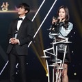 Ahn Hyo Seop dan Chae Yeon DIA Raih Piala Rookie Award Kategori Aktor