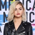 Selena Gomez tampil dengan warna rambut baru saat hadiri American Music Awards 2017