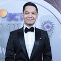 Meski tak masuk nominasi, Dude Harlino tampil gagah di SCTV Awards 2017.