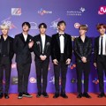 Bangtan Boys bikin terpukau dengan setelan jas di red carpet MAMA 2017 Hong Kong.