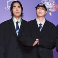 Pose sangar Hyukoh di red carpet MAMA 2017 Hong Kong.