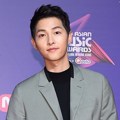Penampilan imut dan ganteng Song Joong Ki di red carpet MAMA 2017 Hong Kong.