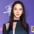 Gaya cantik Song Ji Hyo di red carpet MAMA 2017 Hong Kong.