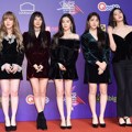 Gaya cantik para member Red Velvet dengan busan beludru di red carpet MAMA 2017 Hong Kong.